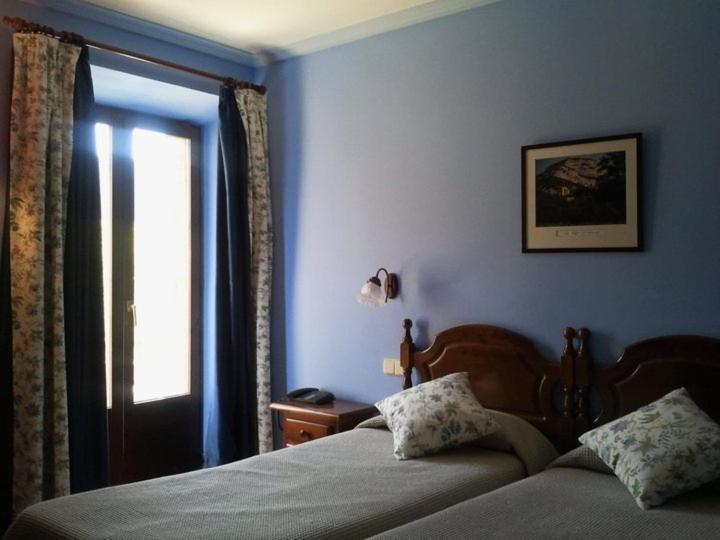 Hostal De La Rovira Oix الغرفة الصورة