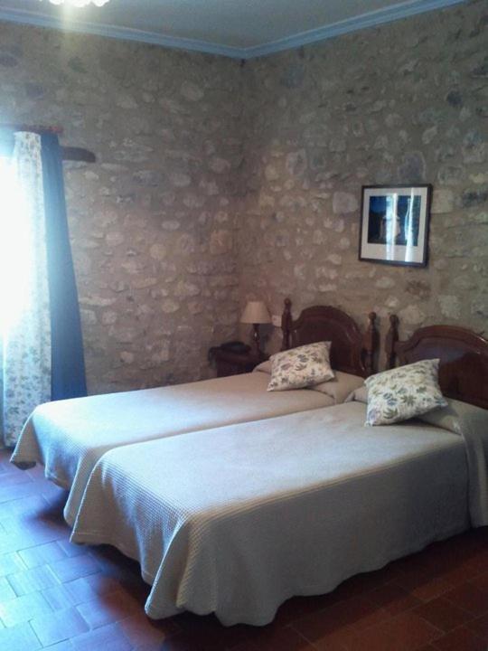 Hostal De La Rovira Oix الغرفة الصورة