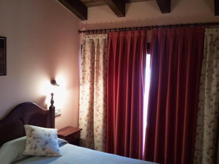 Hostal De La Rovira Oix الغرفة الصورة