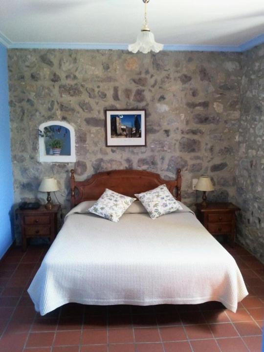 Hostal De La Rovira Oix الغرفة الصورة